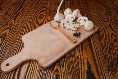 kompozisyon ahşap arka plan üzerine zeytinyağı, mantar, sarımsak döktü