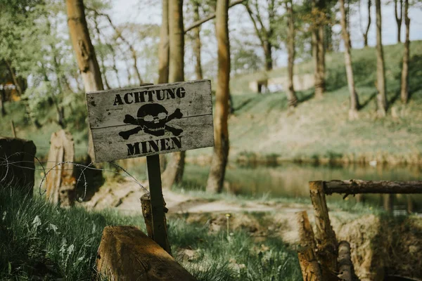 Fara Minefield med varningsskylt — Stockfoto