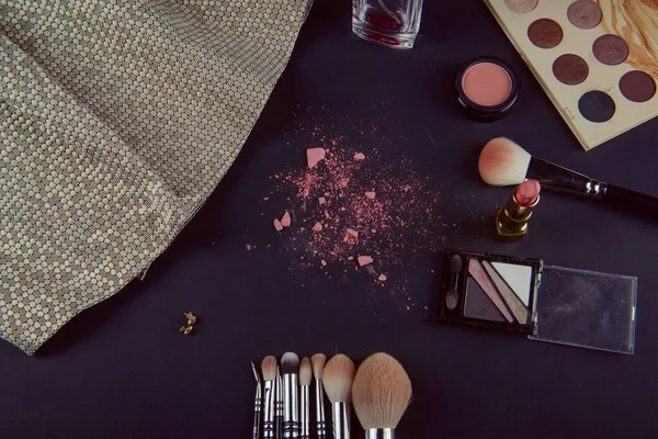 Polvo de maquillaje aislado con pincel sobre fondo negro — Foto de Stock
