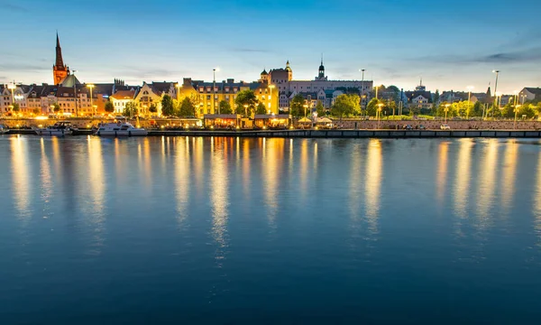 Szczecin. Vista noturna do outro lado do rio para o centro histórico iluminado. Rio Odra. Estações de serviço em Szczecin — Fotografia de Stock