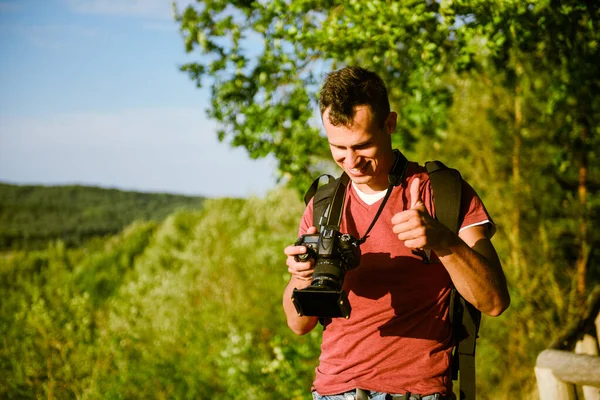 El novio del fotógrafo toma una foto del paisaje — Foto de Stock