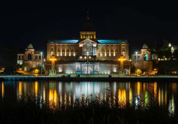 Szczecin. Nehrin karşısından aydınlatılmış tarihi merkeze gece görüşü. Odra Nehri. Szczecin 'deki Chrobry setleri — Stok fotoğraf