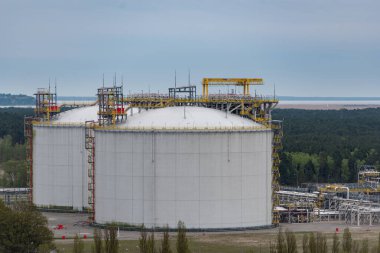 Petrokimya tesisi, petrol ve gaz yakıtı için büyük endüstriyel tanklar