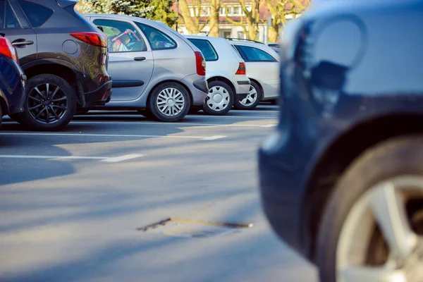 Vista de los coches fuertemente embalados en el estacionamiento —  Fotos de Stock