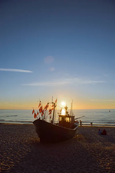 Barcos de pescadores ao nascer do sol na praia — Fotografia de Stock