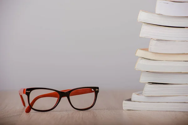 Libro y anteojos — Foto de Stock