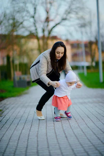 Madre e figlia felici nel parco. Bellezza scena natura con — Foto Stock