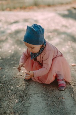 Sevimli kız güzel bir sonbahar gününde eğleniyor. otantik chil
