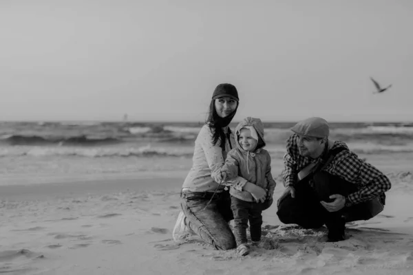 Gelukkige liefdevolle familie. Vader en zijn dochter kind meisje spelen — Stockfoto