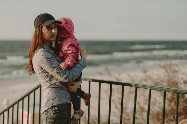 Madre e hija jugando en la playa. Imagen auténtica —  Fotos de Stock