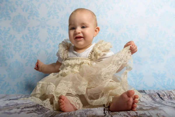 Retrato de una niña adorable. Infancia. Imagen auténtica . —  Fotos de Stock