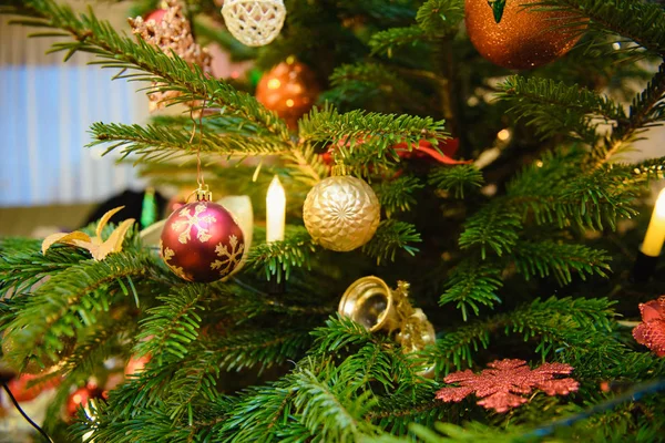 Gros plan des décorations d'arbres de Noël — Photo