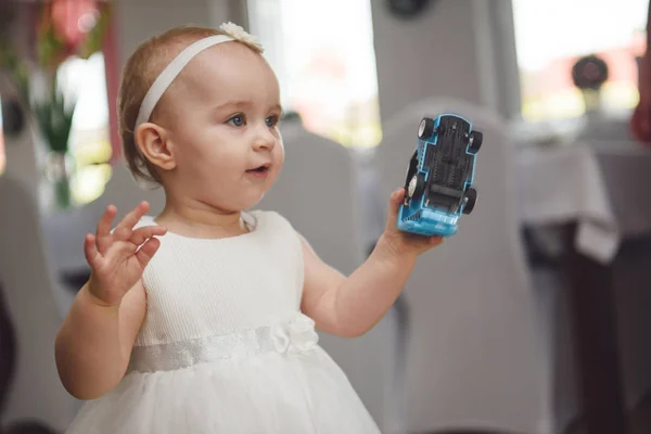 Menina bebê 1 ano de idade comer bolo de aniversário no quarto. Parte de aniversário — Fotografia de Stock