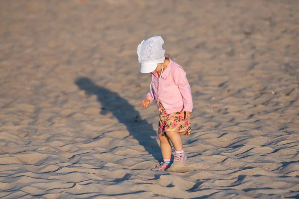 Adorable niña en una playa de arena soleada. Auténtica infancia — Foto de Stock