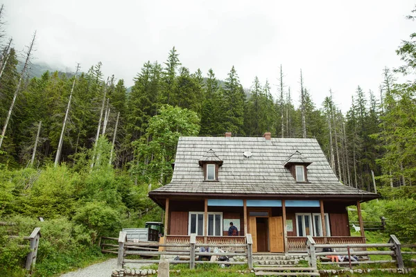 山の中の古い木造の小屋小屋 — ストック写真