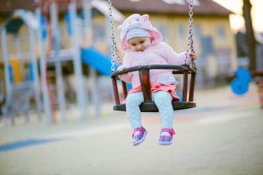 Küçük kız çocuk parkında harika vakit geçiriyor. Mutlu çocuk