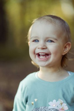 Sevimli kız güzel bir sonbahar gününde eğleniyor. otantik çocukluk resmi.