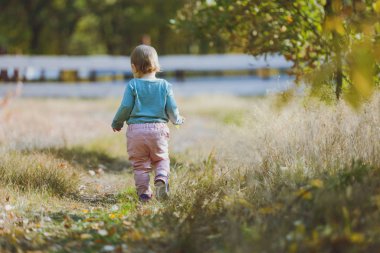 Sevimli kız güzel bir sonbahar gününde eğleniyor. otantik chil