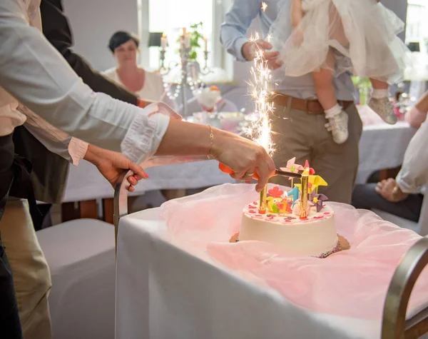 Bébé fille de 1 an manger gâteau d'anniversaire dans la chambre. Partie anniversaire — Photo