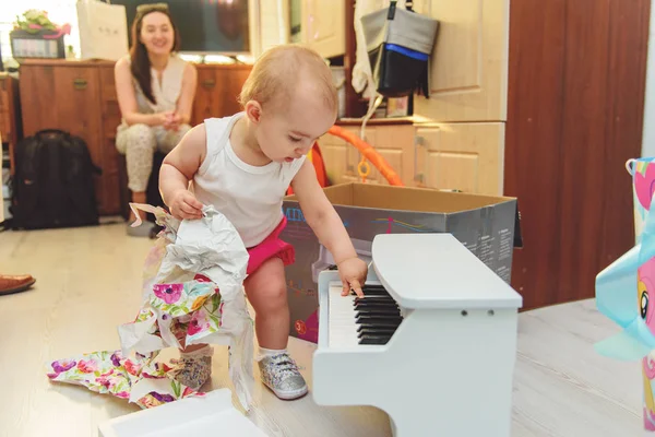 Hermosa niña jugando piano de juguete en la sala de luz. Auténtico i —  Fotos de Stock