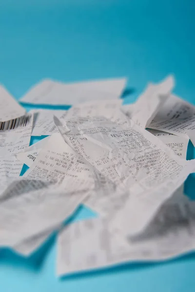 Montón de recibos de compras sobre fondo azul — Foto de Stock