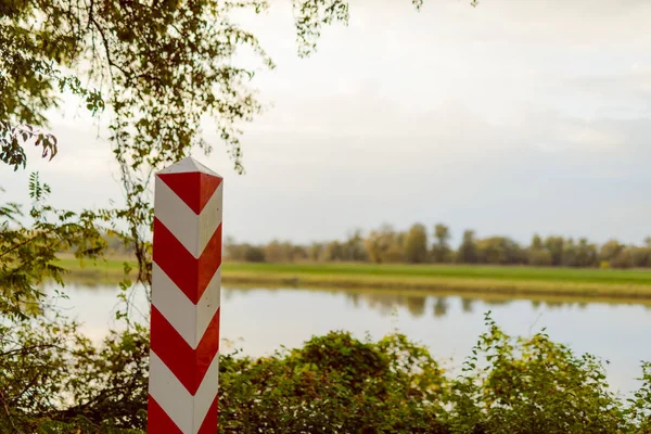 Польська прикордонна пошта розділяється з Німеччиною через річку Одра.. Ліцензійні Стокові Фото