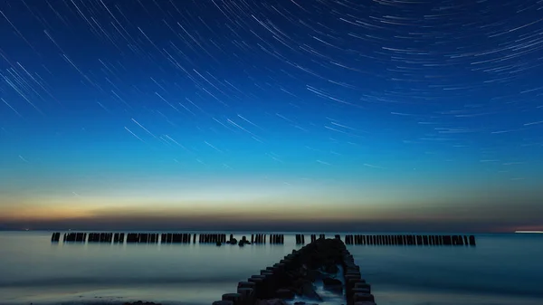 Yıldızlı gökyüzünün altında gökyüzünde startrails — Stok fotoğraf