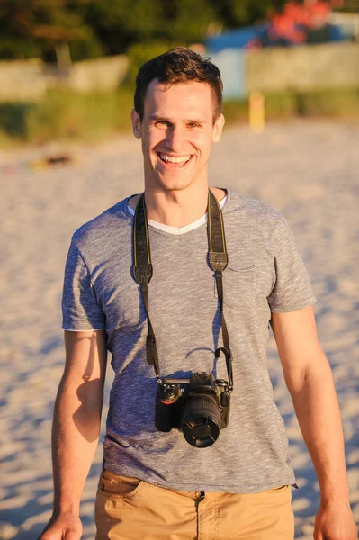 Silueta de joven fotógrafo en la playa —  Fotos de Stock