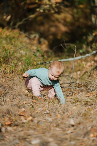 Urocza dziewczyna bawiąca się w piękny jesienny dzień. autentyczny obraz z dzieciństwa. — Zdjęcie stockowe