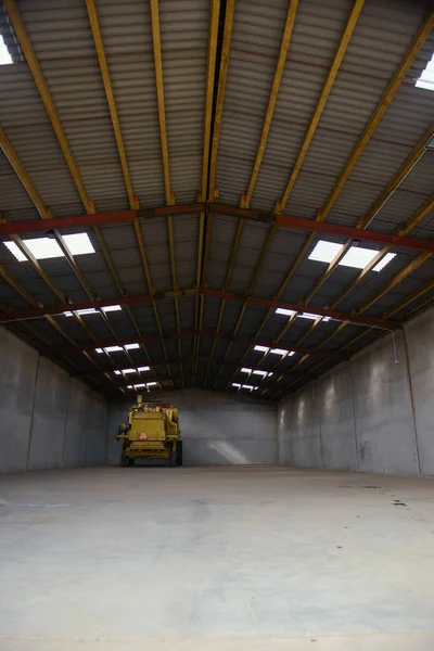 Combineren van harvester in de garage — Stockfoto