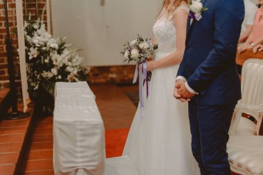 Kilise düğününde gelin ve damat. Güzel dekorasyon.