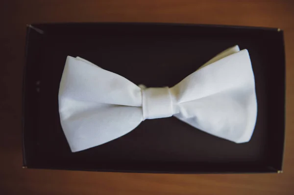 Groom's wedding accessories. Bow tie, suit, cufflinks, belt and — Stock Photo, Image