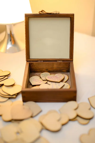 Красиво оформленный свадебный стол и другие детали на свадьбе — стоковое фото