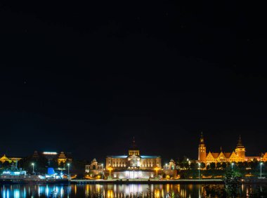 Szczecin. Nehrin karşısından aydınlatılmış tarihi merkeze gece görüşü. Odra Nehri. Szczecin 'deki Chrobry setleri