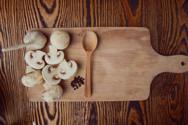 kompozisyon ahşap arka plan üzerine zeytinyağı, mantar, sarımsak döktü