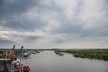 Vinçle limana kargo sevkiyatı. Su taşımacılığı Uluslararası.