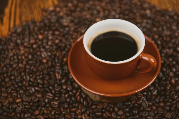 Tazza di caffè e fagioli sfondo — Foto Stock