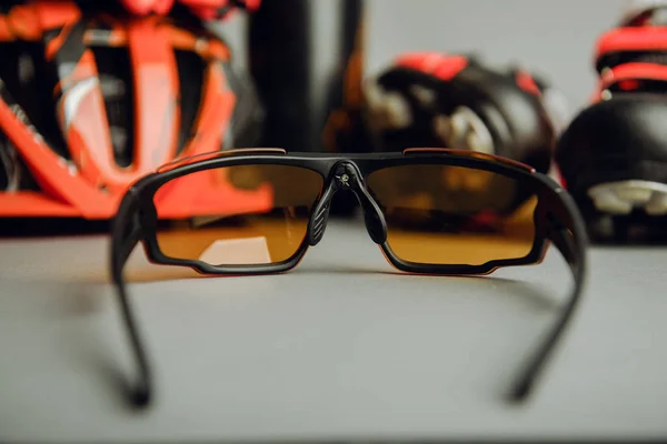 Capacete, luvas e garrafa de água - acessórios de bicicleta — Fotografia de Stock