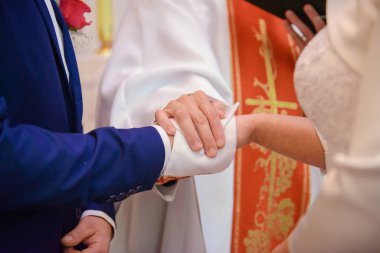 Kilise düğününde gelin ve damat. Güzel dekorasyon.