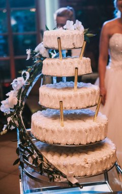 Partideki lezzetli düğün pastası. Duman ve yangın efektleri.