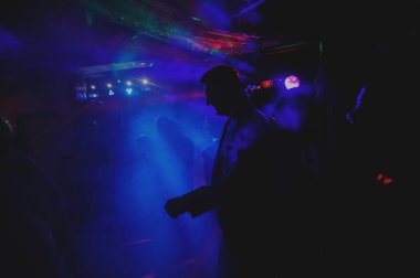 Gelin ve damat düğün günlerinde ilk dansı yapıyorlar. Gu!