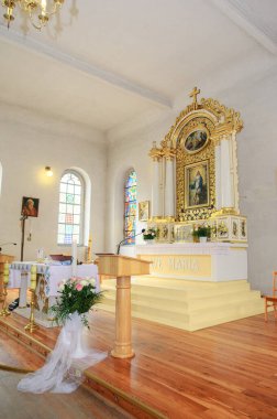 Düğün öncesi kilise mabedi. Gelin ve damat için boş sandalyeler.
