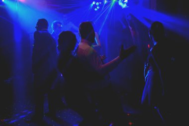 Gelin ve damat düğün günlerinde ilk dansı yapıyorlar. Gu!