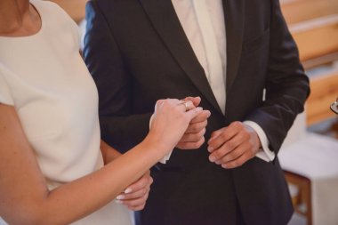 Gelin ve damat düğün sırasında parmaklarına alyans taktılar.