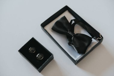 Damadın düğün aksesuarları. Papyon, takım elbise, kol düğmeleri, kemer ve 