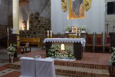 Düğün öncesi kilise mabedi. Gelin ve damat için boş sandalyeler.