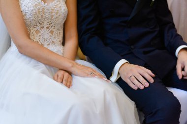 Kilise düğününde gelin ve damat. Güzel dekorasyon.