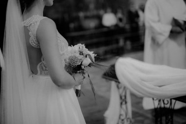 Kilise düğününde gelin ve damat. Güzel dekorasyon.