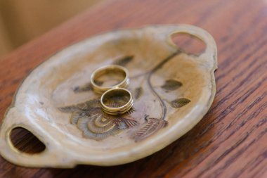 Güzel iki altın alyans. En kaliteli malzemeden yapılmış..