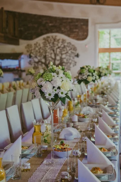 Tavolo da sposa splendidamente decorato e altri dettagli nella sala delle nozze. Giorno del matrimonio. — Foto Stock